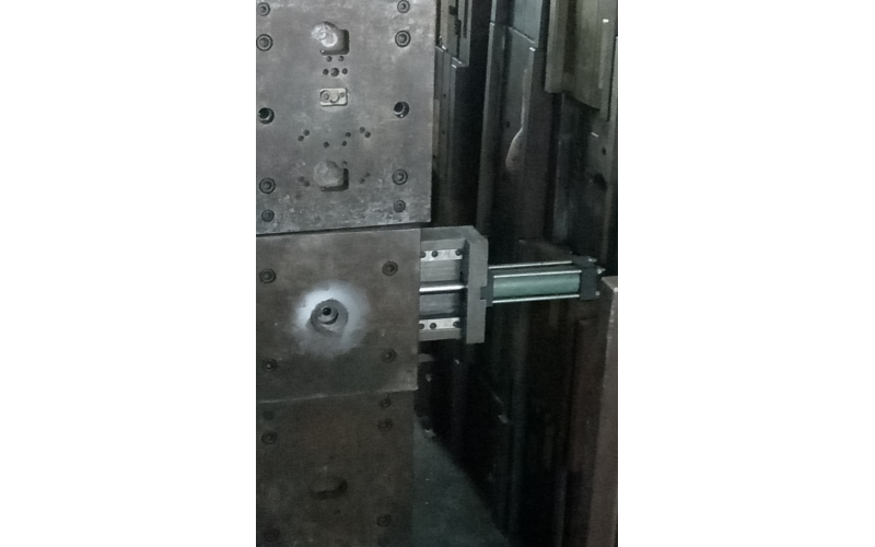 球盟会官网登录入口厂手上的油缸，原理简单，使用方便，便于使用！